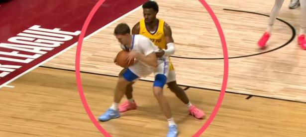 B体育体育app-比赛中出现争议判罚，裁判遭到质疑