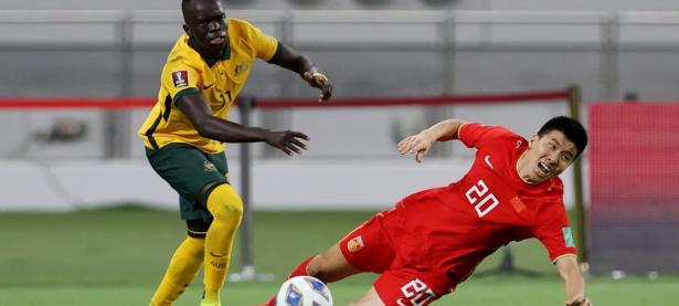 B体育体育地址-球员们身体力行地诠释着足球赛场上的激情和挑战