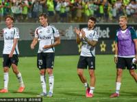 B体育体育电竞-包含波兰足球冠军联赛中球员个个奋力拼搏，各显身手的词条