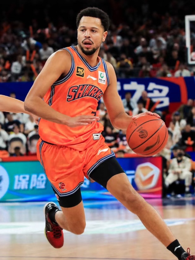 球员在全球篮球大赛中展现飘逸技术