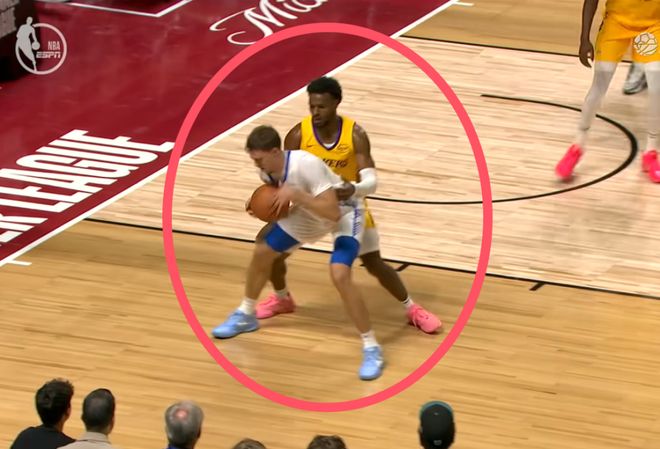 比赛中出现争议判罚,裁判遭到质疑 比赛中出现争议判罚,裁判遭到质疑