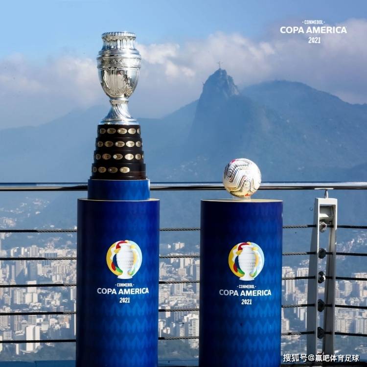 挪威足球队问鼎冠军奖杯，光荣到手