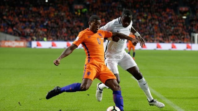 包含荷兰客场-逆转北爱尔兰，德佩制胜一球的词条