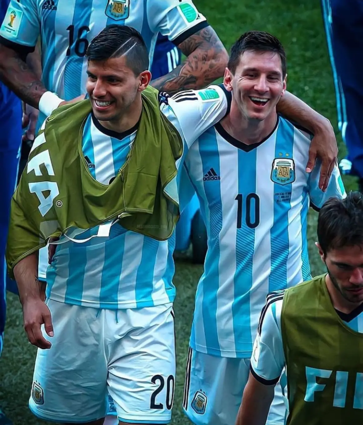 包含阿圭罗因伤缺席下场比赛，曼城球迷担心其复出时间的词条