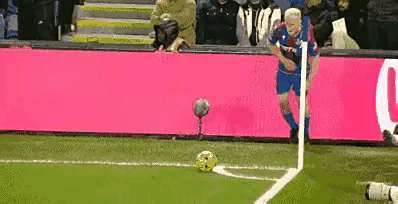 包含曼城客场战平，小组形势动荡的词条