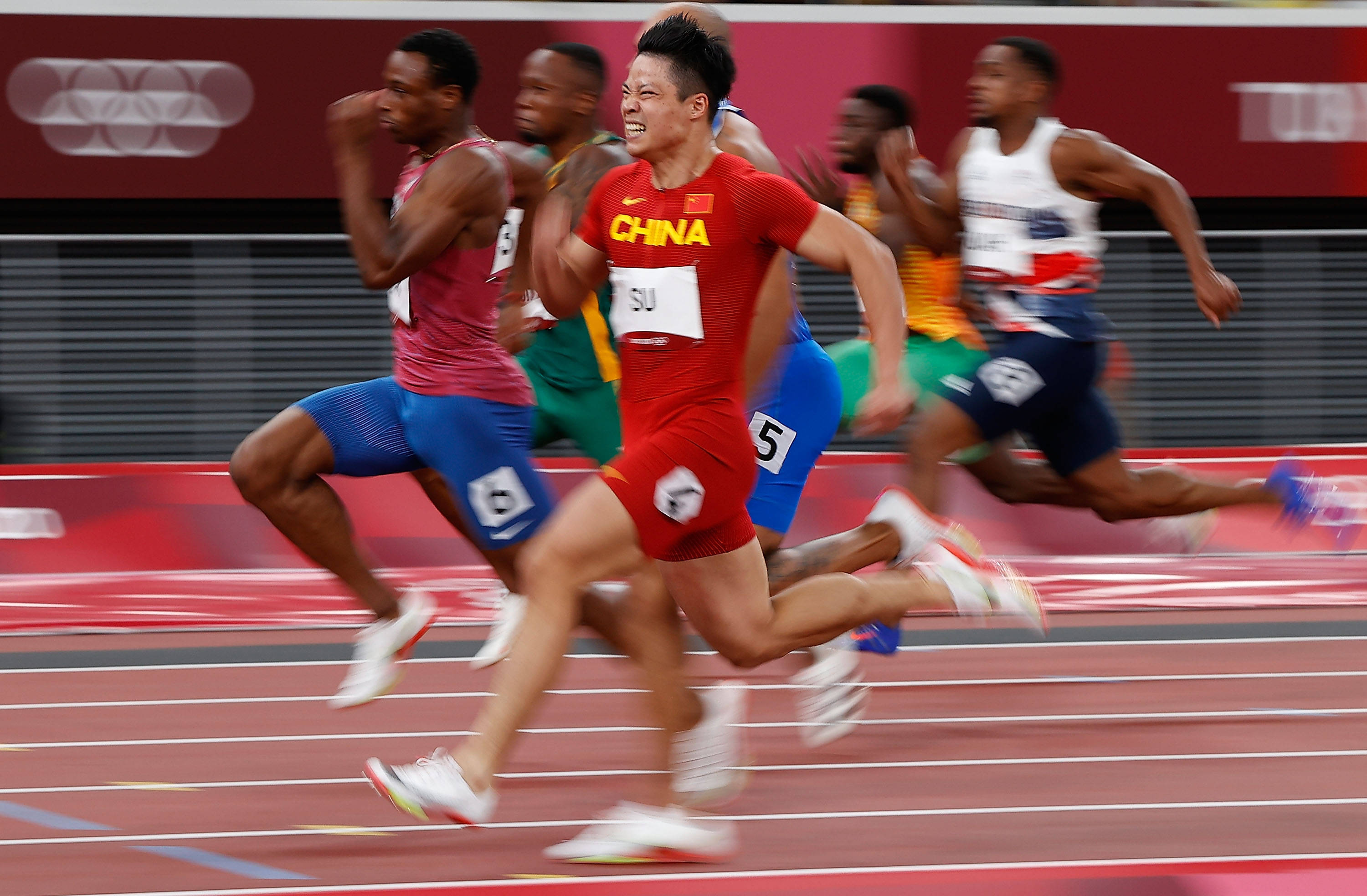 田径比赛中选手冲刺全力，突破个人最好成绩的简单介绍