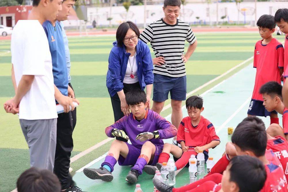 包含汉堡队员团结一心，战胜对手助队晋级的词条