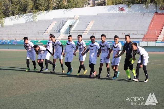 包含汉堡队员团结一心，战胜对手助队晋级的词条