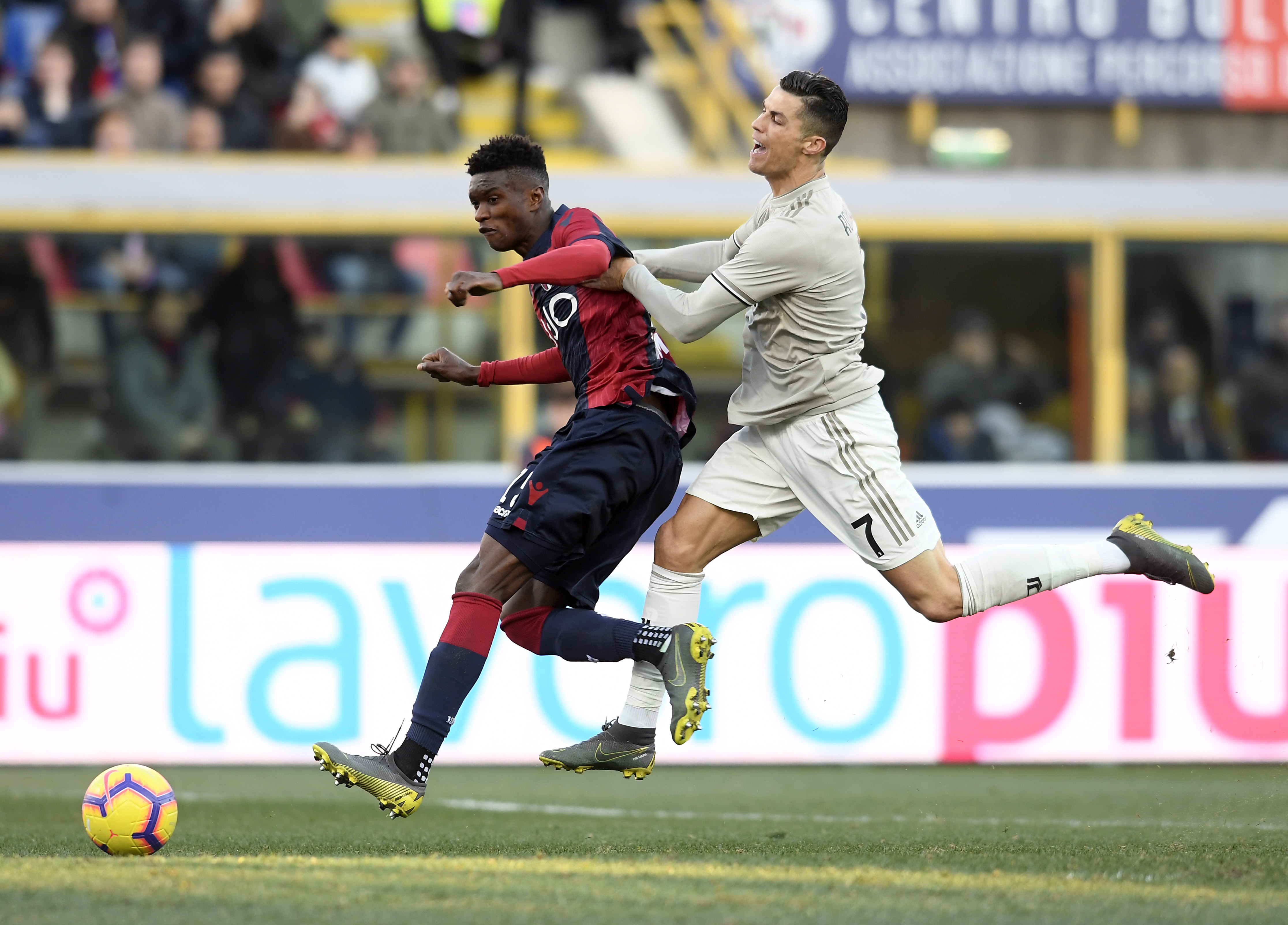 包含足球比赛中球员积极拼抢，争取每一个胜利机会的词条